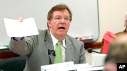 ARCHIVO - El senador estatal Ray Holmberg, republicano por Grand Forks, habla en el Capitolio en Bismarck, en Dakota del Norte, EEUU, en abril de 2007. 