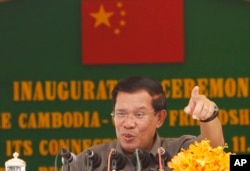 Thủ tướng Hun Sen phát biểu tại một buổi lễ khánh thành cầu hữu nghị Campuchia-Trung Quốc ở Takhmao, tỉnh Kandal, ngày 3/8/2015.