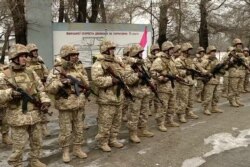 Foto selebaran ini diambil dan dirilis oleh Kementerian Pertahanan Rusia 12 Januari 2022, menunjukkan tentara CSTO Armenia yang menjaga fasilitas infrastruktur di Almaty, Kazakhstan. (AP)