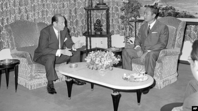 New U.S. Ambassador to Cambodia, John Gunther Dean, confers with Cambodian President Lon Nol after presenting a credential letter in Phnom Penh on April 5, 1974. (AP photo)