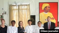 ျမန္မာႏိုင္ငံဆိုင္ရာ အေမရိကန္သံအမတ္ Derek Mitchell ၈၈ မ်ဳိးဆက္ေက်ာင္းသားမ်ားရဲ႕ ႐ံုးခန္းမွာ သြားေရာက္ေတြ႔ဆံုစဥ္။ (ဓာတ္ပံု/၈၈ မ်ဳိးဆက္)