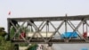 2018年5月24日，在鸭绿江上连接朝鲜新义州和中国辽宁省丹东的友谊大桥，卡车等待边境检查。