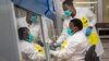 دانشمندان علوم پزشکی در حال مطالعه بر روی گونه امیکرون ویروس کرونا در در یک مرکز پژوهشی در آفریقای جنوبی - ۱۷ آذر ۱۴۰۰ 