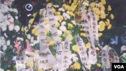 右上，齐心率子女（习仲勋副委员长的夫人率子女则包括浙江省委书记、省人大常委会主任习近平）；左上，李昭全家（耀邦家）；下中，陆定一全体子女，等等送的花篮