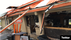 Cuatro personas resultaron heridas en este restaurante Whataburger de Tulsa, tras el paso de un tornado, el domingo.