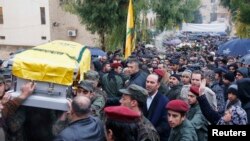 Pripadnici Hezbolaha nose kovčeg sa posmrtnim ostacima komandanta Hasana Al Lakisa, 4. decembar, 2013.