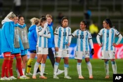 El equipo argentino llora su salida del Mundial Femenino de fútbol tras perder ante Suecia en Hamilton, Nueva Zelanda, el 2 de agosto de 2023.