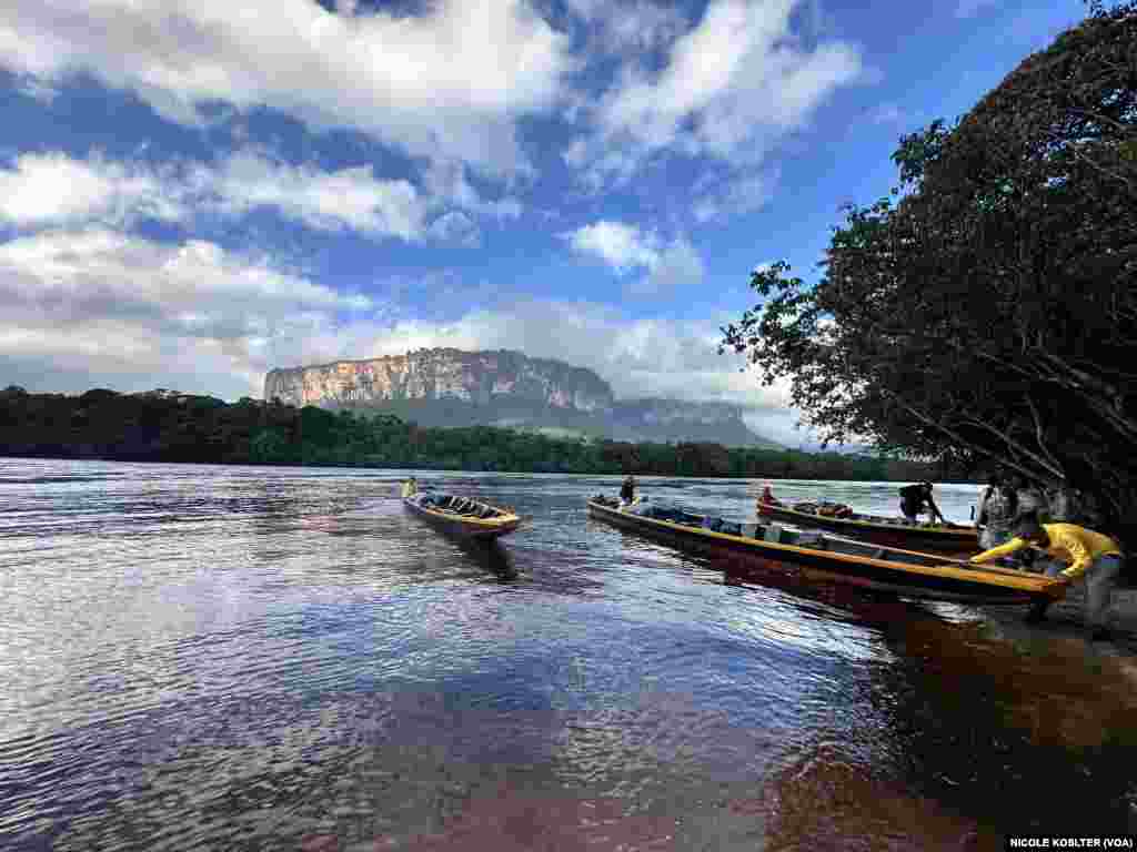 El Parque Nacional Canaima, Venezuela, declarado Patrimonio de la Humanidad de la UNESCO en 1994, abarca tres millones de hectáreas cubiertas en un 65 % por tepuyes y montañas tabulares.&nbsp;