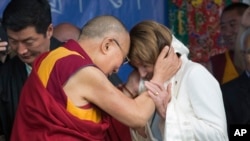 Pemimpin spiritual Tibet, Dalai Lama, memberi selendang kepada Pemimpin Minoritas DPR dari Partai Demokrat Nancy Pelosi di Kuil Tsuglagkhang, Dharmsala, India, 10 Mei 2017.