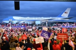 Tổng thống Trump phát biểu trước những người ủng hộ trong một buổi tập hợp vận động tranh cử tại Sân bay Quốc tế MBS ở Freeland, Michigan, ngày 10 tháng 9, 2020.