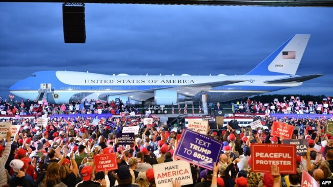 Presidenti Donald Trump flet para përkrahësve të tij në Aeroportin Ndërkombëtar MBS në Freeland, Miçigan.