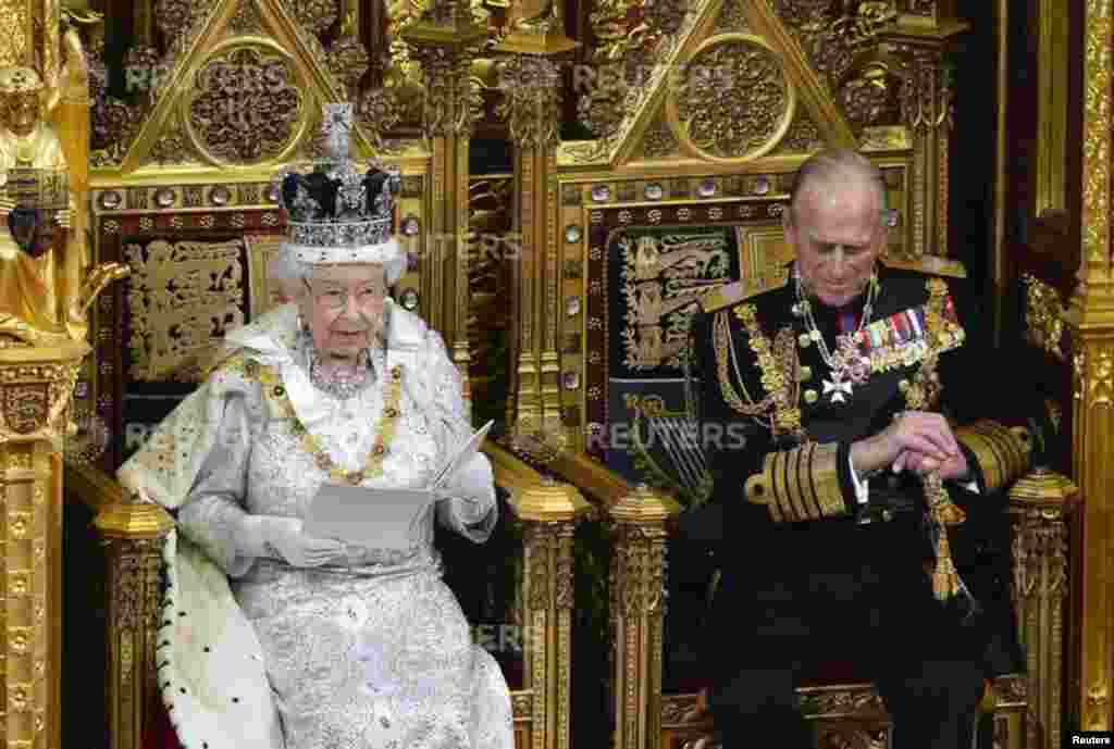 Britain&#39;s Queen Elizabeth sits with Prince Philip as she delivers her speech in the House of Lords, during the State Opening of Parliament, London, May 8, 2013.