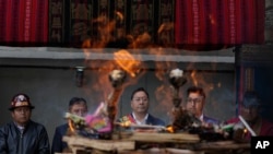 El presidente boliviano Luis Arce (centro) asiste a un ritual indígena en la Casa del Pueblo, a la entrada del palacio presidencial, antes de pronunciar su discurso anual a la nación en La Paz, Bolivia, el miércoles 22 de enero de 2025. AP