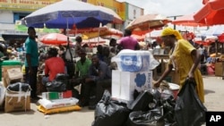 Les activités vont bon train au marché central d’Accra, au Ghana, le samedi 6 juin 2015. (AP Photo/Sunday Alamba)