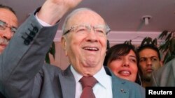 Beji Caid Essebsi (C), Nidaa Tounes party leader, gestures outside Nidaa Tounes headquarters in Tunis, October 28, 2014.