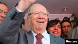 Beji Caid Essebsi (C), Nidaa Tounes party leader, gestures outside Nidaa Tounes headquarters in Tunis, October 28, 2014.