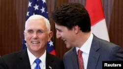 Wakil Presiden Mike Pence (kiri) dan PM Kanada Justin Trudeau berjabat tangan sebelum pembicaraan dagang di Ottawa, Kanada, Kamis (30/5).