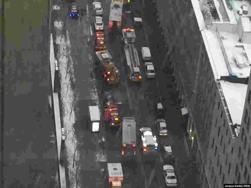Les pompiers, les ambulanciers et la police sont arrivés sur les lieux où une grue s&rsquo;est effondrée, causant au moins un mort et trois blessés à New York City.