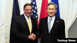 US Secretary of Defense Leon Panetta and South Korea Defense Minister Kim Kwan-Jin