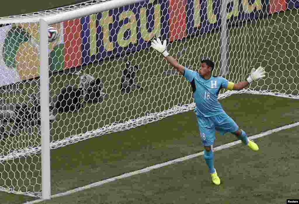 Noel Valladares of Honduras is beaten by Swiss Xherdan Shaqiri at the Amazonia arena, in Manaus, June 25, 2014. 