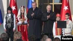 Presiden Turki Tayyip Erdogan dan Presiden Rusia Vladimir Putin dalam upacara peluncuran reaktor nuklir Akkuyu di Ankara, Turki, Selasa (3/4). 