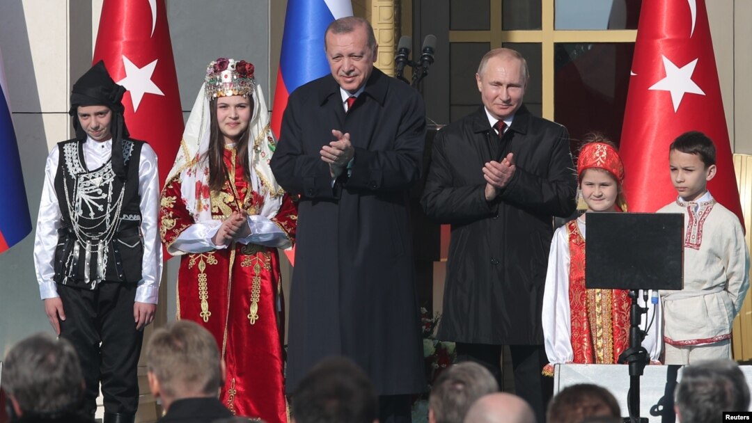 Presiden Turki Tayyip Erdogan dan Presiden Rusia Vladimir Putin dalam upacara peluncuran reaktor nuklir Akkuyu di Ankara, Turki, Selasa (3/4). 