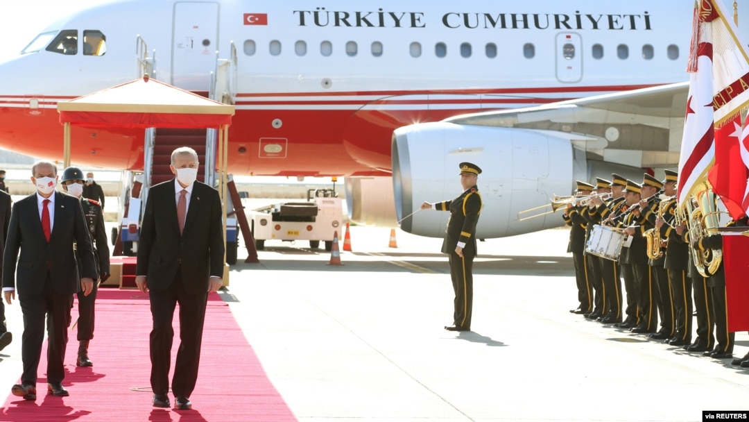 Presiden Turki Tayyip Erdogan memeriksa pasukan kehormatan didampingi pemimpin Siprus Turki Ersin Tatar saat tiba di utara Nikosia, Siprus, Minggu, 15 November 2020. (Foto: Mustafa Oztartan/Presidential Press Office/Handout)