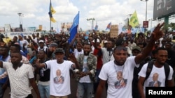 Les partisans du candidat à la présidence de l'opposition congolaise, Martin Fayulu, scandent des slogans alors qu'ils l'accueillent à l'aéroport international de N'djili à Kinshasa, en République démocratique du Congo, le 21 novembre 2018.
