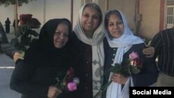 تصویری از لحظه آزادی احترام شیخی، مینو ریاضتی، و فریده جابری در اسفند ماه سال ۹۶