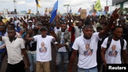 Les partisans du candidat à l'élection présidentielle de l'opposition congolaise, Martin Fayulu, scandent des slogans à Kinshasa, RDC, le 21 novembre 2018.