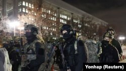 3일 윤석열 한국 대통령의 비상계엄 선포 이후, 특수부대 병력들이 여의도 국회의사당으로 진입하고 있다.