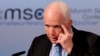 Senador McCain: "Dictadores" empiezan reprimiendo a la prensa