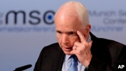 "No estoy diciendo que el presidente Trump está intentando ser un dictador, solo digo que necesitamos aprender las lecciones de la historia", dijo el republicano John McCain en entrevista con NBC.