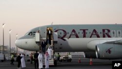 زندانیان آمریکایی آزادشده در زمان ورود به فرودگاه قطر رسیدند