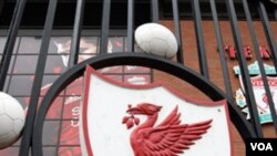 Logo klub sepakbola Liverpool di stadion Anfield, Liverpool, Inggris.