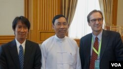 Direktur VOA David Ensor (kanan) bersama Ketua DPR Burma, Thura Shwe Mann (tengah) Kepala siaran Burma VOA, Than Lwin Htun di Naypyitaw, Burma (4/6).