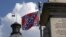 La bandera confederada (primer plano) y la del estado de Carolina del Sur ondea a media asta en los terrenos del Capitolio de Columbia, la capital del estado.