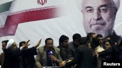 Hasan Rohani maše pristalicama na skupu uoči predsedničkih izbora u Iranu