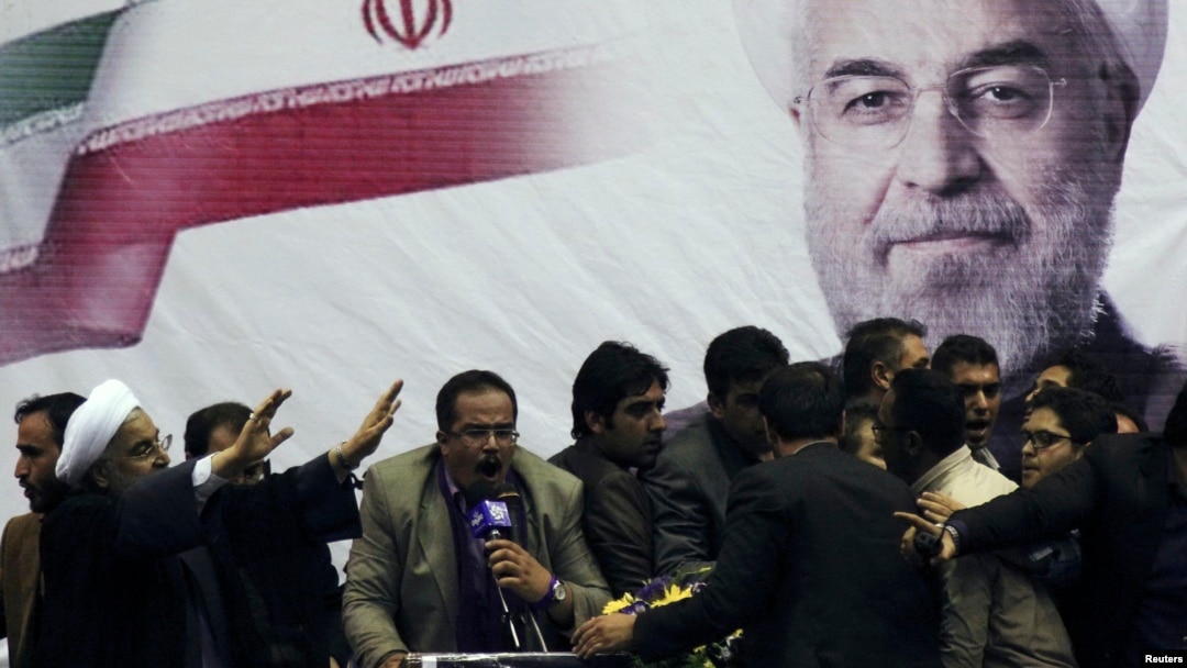 Hasan Rohani maše pristalicama na skupu uoči predsedničkih izbora u Iranu