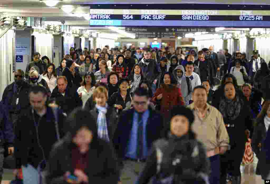 ازدحام مسافران در ایستگاه قطار در شهر لس آنجلس. آمریکایی ها سعی می کنند عید شکرگزاری را با فامیل و دوستانشان بگذرانند و در این ایام فرودگاه ها و ایستگاه های قطار شلوغتر از همیشه است.