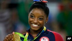 SImone Biles de 19 años jugó su mejor papel durante los últimos juegos olímpicos al demostrar su talento como gimnasta.