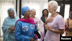 Direktur IMF Christine Lagarde (kanan) bertemu para pemimpin perempuan Kamerun di kota Douala (foto: ilustrasi). 