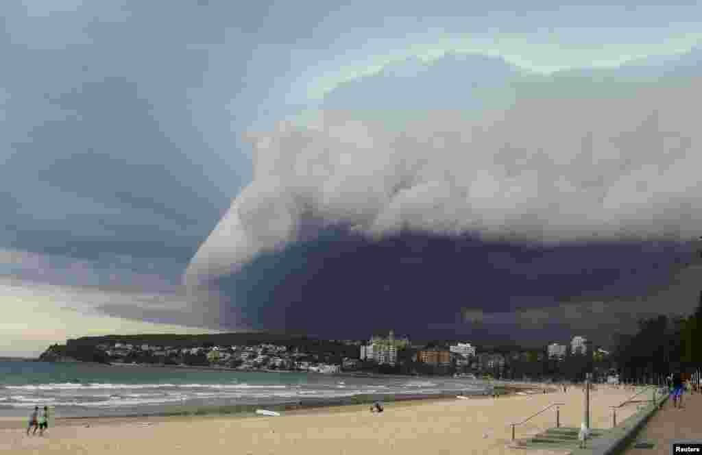 A wave-like cloud looms over Manly Beach in Sydney, Australia, during an afternoon storm.