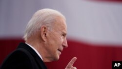 El presidente electo Joe Biden habla en el Centro de Reserva / Guardia Nacional Major Joseph R. "Beau" Biden III, el martes 19 de enero de 2021, en New Castle, Delaware.