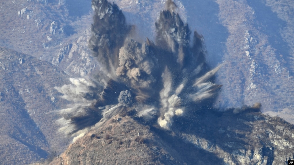 La imagen muestra una explosión durante el desmantelamiento de puestos de guardia surcoreanos en la zona desmilitarizada que divide la Península de Corea, en Cheorwon, el 15 de noviembre de 2018.