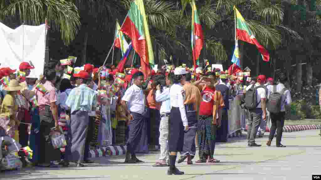 ဒေါ်အောင်ဆန်းစုကြည်နဲ့ မြန်မာအစိုးရ ကိုယ်စားလှယ်အဖွဲ့ကို သောင်းသောင်းဖြဖြကြိုဆိုမှုုမြင်ကွင်း။