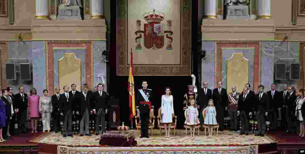 La Familia Real en el Congreso de los Diputados junto con el presidente del Gobierno, diputados, senadores y otras autoridades. 