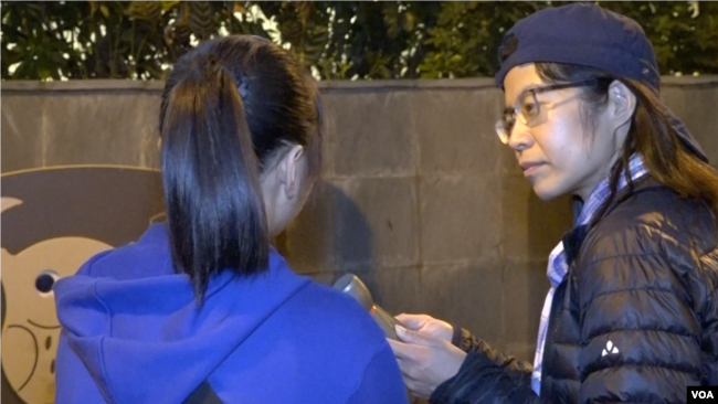 在香港反送中抗争中出现不少年轻面孔，化名“草莓”的14岁抗争少女（左）是其中一员。（美国之音王四维拍摄）