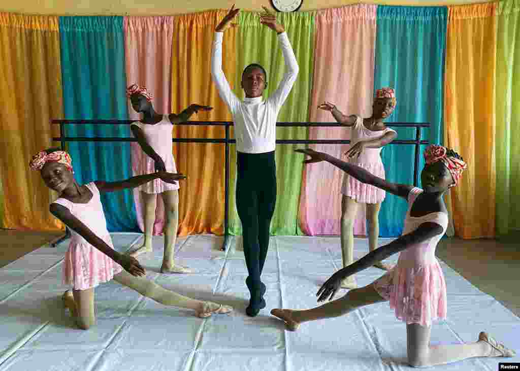 Anthony Mmesoma Madu, 11 anos, bailarino nigeriano, rodeado de bailarinas na escola Leap of Dance Academy, em Lagos Foto Seun Sanni / Reuters
