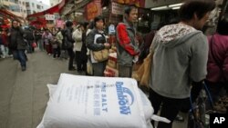 Para pelanggan antre di luar sebuah toko di Hong Kong untuk membeli garam, yang dipercaya dapat melindungi mereka dari radiasi. (Foto: Dok)